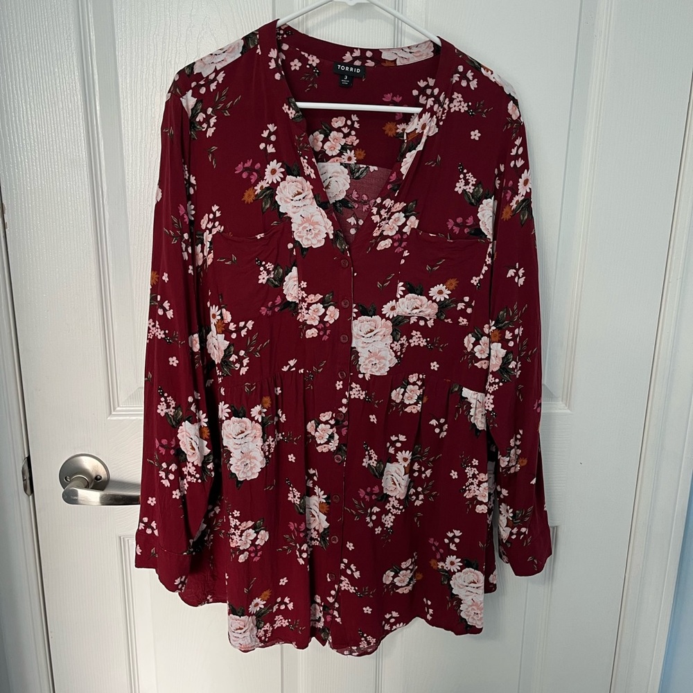 2/$30. Torrid EUC floral top. Size 3/22